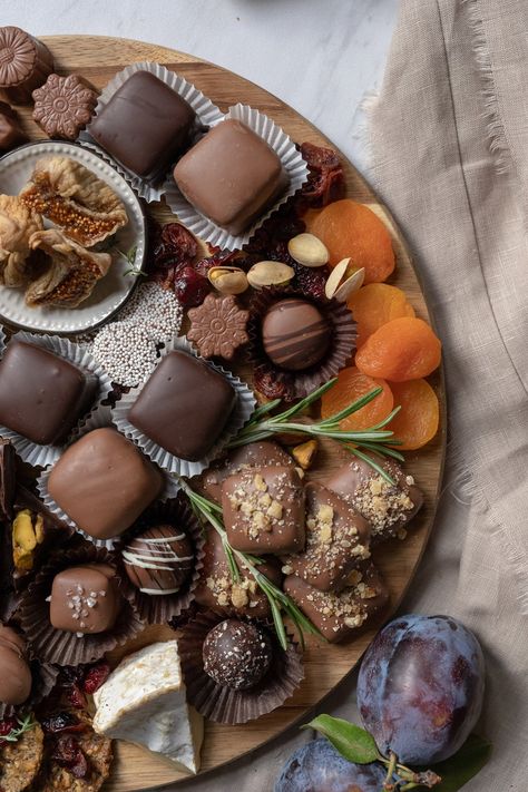 Fall Chocolate Charcuterie Board with Watson’s Chocolates - Watson's Chocolates Chocolate Charcuterie Board Ideas Simple, Chocolate Charcuterie Board Ideas, Chocolate Charcuterie Board, Chocolate Charcuterie, Chocolate Board, Dark Chocolate Orange, Candy Board, Dessert Board, Apple Bars