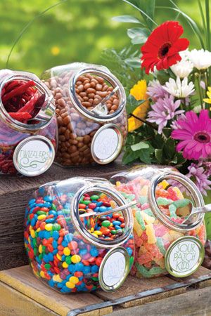 Attach sticker labels to Mason Jar lids to create tags for candy jars. Glad I kept all those leftover lids! Outdoor Movie Party, Wedding Buffet Food, Theater Rooms, Bar A Bonbon, Backyard Movie Nights, Candy Station, Backyard Movie, Communion Party, Läcker Mat