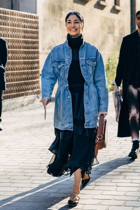 Paris Fashion Week Fall 2019 Jean Looks For Women, Modest Fall Fashion, Modest Fashion Fall, La Street Style, Caroline Issa, Denim Street Style, Denim Jacket Outfit, Quoi Porter, Paris Fashion Week Street Style