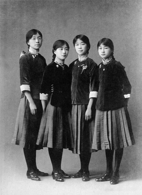 Turandot Opera, Fashion Guys, Old Shanghai, School Uniform Fashion, Chinese History, Japanese School, Vintage School, School Uniforms, 1920s Fashion