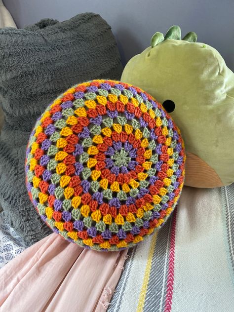 Knitted Round Pillow, Crochet Pillow Circle, Crochet Pillow Round, Crochet Circle Pillow, Crotchet Pillow, Round Pillow Crochet, Crochet Floor Pillow, Crochet Round Pillow, Apartment Diys