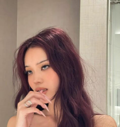 Isabella Valencia, Dark Cherry Hair, Pelo Color Vino, King Of Pride, Black Cherry Hair, Cherry Hair Colors, Wine Hair Color, Hair Color Plum, Red Hair Color Ideas