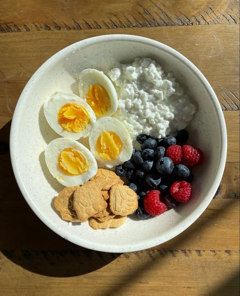 2 hard boiled eggs, 110 g cottage cheese, 1/2 cup mixed berries and kodiak bear bites Hard Boiled Eggs Breakfast Ideas, Cottage Cheese Aesthetic, Hard Boiled Egg Breakfast, Cottage Cheese Bowls, Cottage Cheese Bowl, Protein Bowl, School Meal, Kodiak Bear, Berry Breakfast