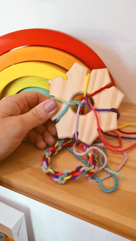 Tejer cordones y pulseras con telar estrella de madera pedagogía Waldorf labores Waldorf Activities, Waldorf Diy, Waldorf Curriculum, Lucet, Forest School, Knitting For Kids, School Activities, Video Tutorial, Montessori