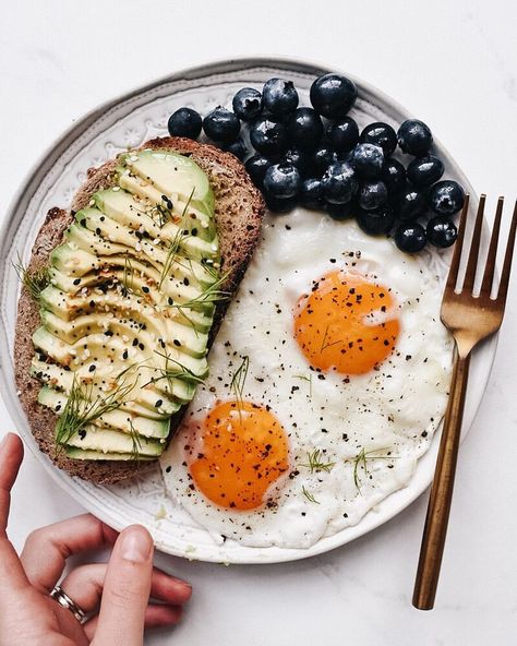 Health Food Breakfast, Eggs And Avocado, Avocado Toast Breakfast, Menu Sarapan Sehat, Plats Healthy, Healthy Plate, Healthy Breakfast Recipes Easy, Makanan Diet, Breakfast Toast