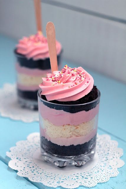 cake in a glass - these kind of glasses might be easier to find and mini trifles seem very "tea party" themed... Mini Trifle, Shot Glass Desserts, Cake Shots, Buffet Dessert, Mason Jar Desserts, Dessert Shooters, Cake In A Jar, Dessert Cups, Party Desserts