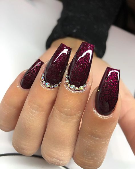 Plum Acrylic Nails Design, Black Cherry Nails, Burgundy Acrylic Nails, Gold Manicure, Plum Nails, Red Nails Glitter, Multicolored Nails, Wine Nails, Art Deco Nails