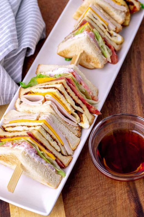 Diner Deluxe Clubhouse Sandwich - Whipped It Up Clubhouse Sandwich Recipe, Clubhouse Sandwich, Resep Sandwich, Club Sandwich Recipes, Cold Sandwiches, Gourmet Sandwiches, Sandwich Ingredients, Sandwiches For Lunch, Club Sandwich