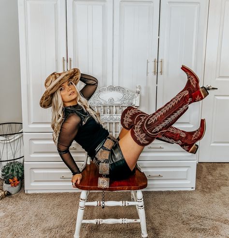 Slaying Outlaw in All Black ♠️      Top: this mesh sleeve top is perfect for a night out with a sweetheart carved out neckline.      Leather Shorts: these are the perfect cowgirl chic look and they pair very well with a concho belt!      Hat: a western burned hat with a red velvet to complement your boots!       Belt: a concho belt that’s shaped square to complement the space between the top and leather pants.      Accessories:    Navajo pearls. The sterling goes with black so well and gives ... Western Concho Belt Outfit, Concho Belt Outfit, Western Belts Outfit, Black Western Outfit, Leather Shorts Outfit, Cowgirl Belts, Pants Accessories, Cowgirl Rodeo, Country Style Outfits