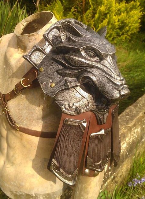 Lion Shoulder Pad Armadura Cosplay, Armor Cosplay, Costume Armour, Armor Clothing, Cosplay Armor, Armadura Medieval, Charcoal Drawings, Idee Cosplay, Leather Armor