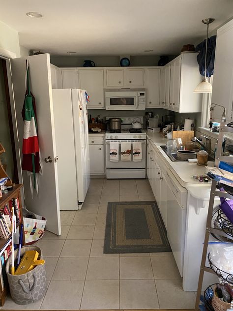 Small Old House Aesthetic, Small Old Apartment Aesthetic, Inside House Background, 1990s Apartment Interior, Suburban Kitchen Aesthetic, Kitchen Liminal Space, Small Kitchen And Living Room, 2000s Suburban Home, Empty Kitchen