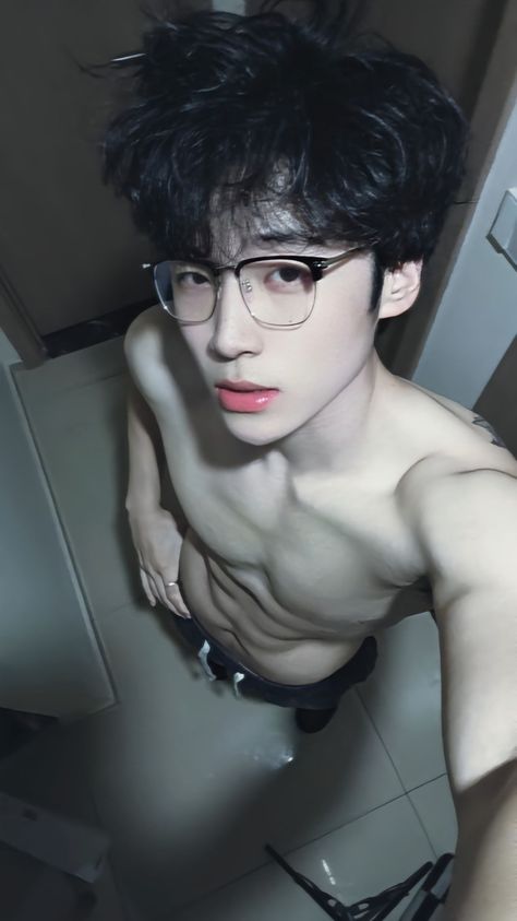 Selfie Poses Men Faces, Handsome Korean Men, Hot Korean Men, Douyin Boy, Shy Boy, Men Abs, Asian Guys, Handsome Asian Men, Smiling Man