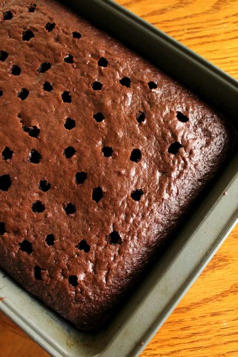 Recipes With Chocolate Pudding Mix In Them, Chocolate Poke Cake With Vanilla Pudding, Chocolate Cake With Pudding Filling, Chocolate Cake With Pudding Mix In It, Chocolate Pudding Poke Cake, Oreo Pudding Cake, Poke Cake Recipes Chocolate, Chocolate Box Cake, Chocolate Cake Mix Recipes