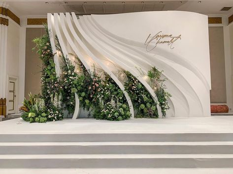 Folding Backdrop Wall, Green Backdrop Decoration, Floral Stage Design, Wedding Backdrop Ideas Reception, Floral Stage Decoration, Wall Wedding Decorations, Wedding Background Design, Unique Wedding Backdrop, Elegant Wedding Backdrop