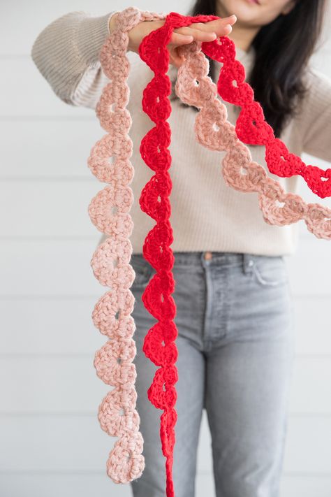 Crochet Heart Decorations, Crochet House Garland, Crocheted Heart Garland, Crochet Door Hanger Free Pattern, Solid Color Crochet Projects, Crochet Bow Garland Free Pattern, St Patrick Crochet, Crochet Gingerbread Garland, Crochet Garlands Free Pattern