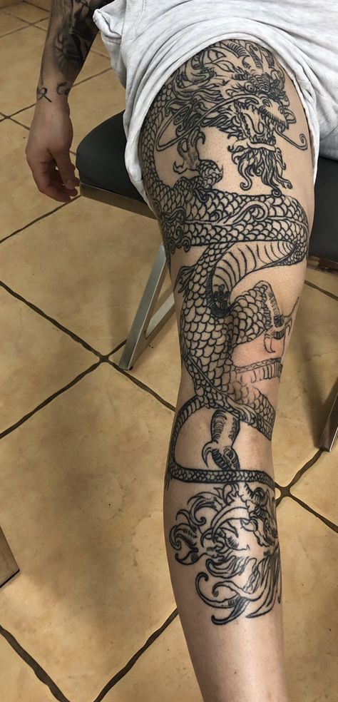 Dragon Tattoo Leg, Rabe Tattoo, Herren Hand Tattoos, Dragon Tattoo Ideas, Dragon Tattoos For Men, Full Leg Tattoos, Chinese Dragon Tattoos, Tattoo Inspiration Men, Leg Tattoo Men