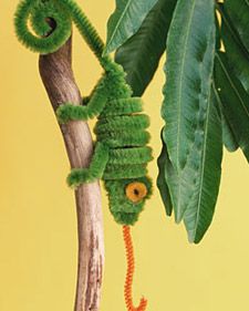 This type of animal fits comfortably into a pocket or pencil case, won't make a peep during class, and is easy to take care of: It doesn't need food or water, and it never gets fleas. Tropisk Fest, Pipe Cleaner Animals, Deco Jungle, Výtvarné Reference, Pipe Cleaner Crafts, For Christmas, Martha Stewart Crafts, Seni Origami, Jungle Party