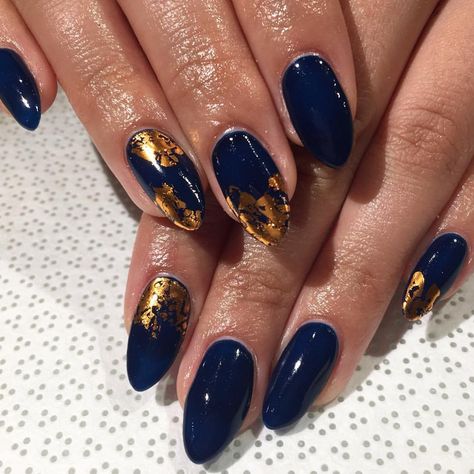 Chic blue nails with gold foil Vanity Projects (@vanityprojects) Blue Gold Nails, Foil Nail Designs, Gold Acrylic Nails, Navy Nails, Witchy Nails, Gold Nail Designs, Gold Nail Art, Chic Holiday, Gold Nail