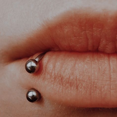 Side Labret Piercing Rings, Pirsing Lip, Cute Tongue Piercing, Labret Piercing Ring, Mouth Piercings, Face Piercings, Cool Piercings, Labret Piercing, Snake Bites