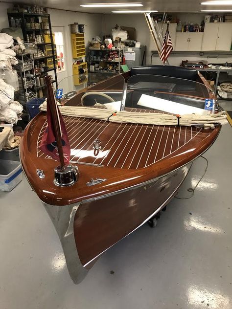 1948 18' Chris Craft Sportsman Chris Craft Wood Boats, Wooden Speed Boats, Mahogany Boat, Boat Interior Design, Chris Craft Boats, Runabout Boat, Plywood Boat, Classic Wooden Boats, Wooden Boat Plans