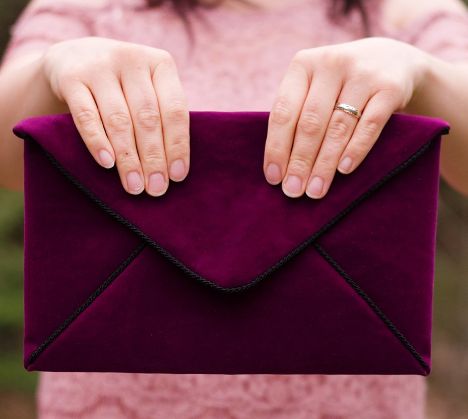 Elegant Envelope DIY Clutch | Make this sophisticated clutch bag with velour for the perfect winter accessory! Diy Clutch Purse, Diy Clutch Bag, Clutch Diy, Clutch Sewing, Elegant Envelope, Clutch Tutorial, Envelope Clutch Purse, Best Leather Wallet, Clutch Pattern