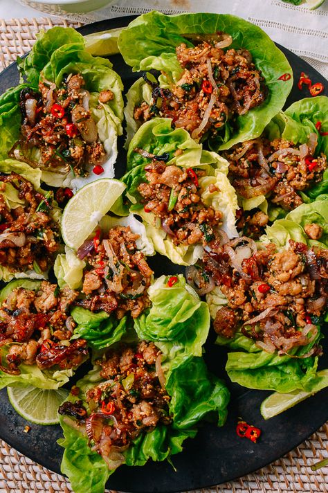 This chicken larb is packed with bright, delicious flavors and contrasting textures. Serve them in lettuce cups for a low carb option or with sticky rice! Source: thewoksoflife.com Larb Gai Recipe, Sugar Showpiece, Pork Larb, Larb Gai, Chicken Larb, Larb Recipe, Regional Recipes, Sunday Food, Fresh Eating