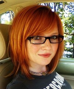 Red bob with stragglers - very casual - love the black glasses Hair And Glasses, Chic Short Hair, Short Hair Color, Haircut And Color, 짧은 머리, Hair Color Trends, 50 Shades, Hair Today, Great Hair