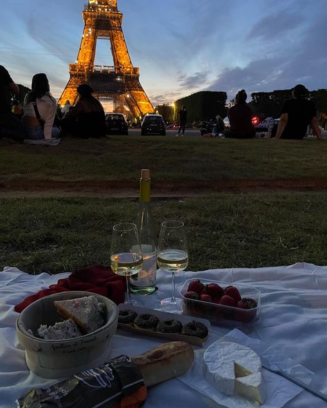 Eiffel Tower Picnic Aesthetic, Paris Picnic Aesthetic, Summer In Paris Aesthetic, Paris Summer Aesthetic, Park Picnic Aesthetic, Eiffel Tower Picnic, Birthday In Paris, Places To Travel In Europe, Paris Picnic