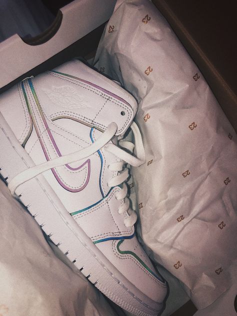 Jordan 1 Mid Iridescent Reflective White, Jordan 1 Iridescent, Jordan 1 Mid, Jordan 1, Jordan, White, Quick Saves