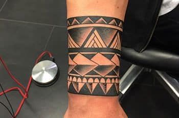 Tribal Armband Tattoo for Men Tato Maori, Armband Tattoos For Men, Pola Tato, Maori Tattoos, Armband Tattoo Design, Marquesan Tattoos, Maori Tattoo Designs, Wrist Tattoos For Guys, Samoan Tattoo