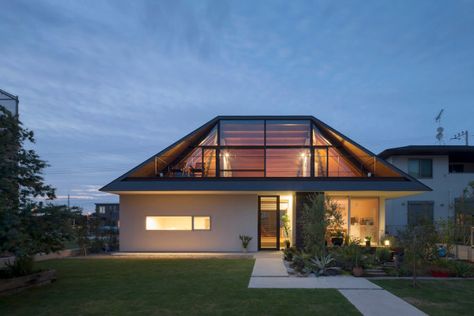 House with a Large Hipped Roof in Japan in architecture  Category Case A Un Piano, Hip Roof Design, Hipped Roof, Home Designs Exterior, Houses In Japan, Japan Home, Roof Architecture, Ibaraki, Gable Roof