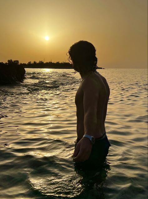 Sunset | pose man photo | summer vibe | beach | sunlight | golden hour | aestetich Picture Poses Men, Beach Pictures Men, Beach Photo Ideas Men, Men Instagram Photos Ideas, Man Pp, Pose Man, Beach Vacation Pictures, Sunset Beach Pictures, Futurism Art