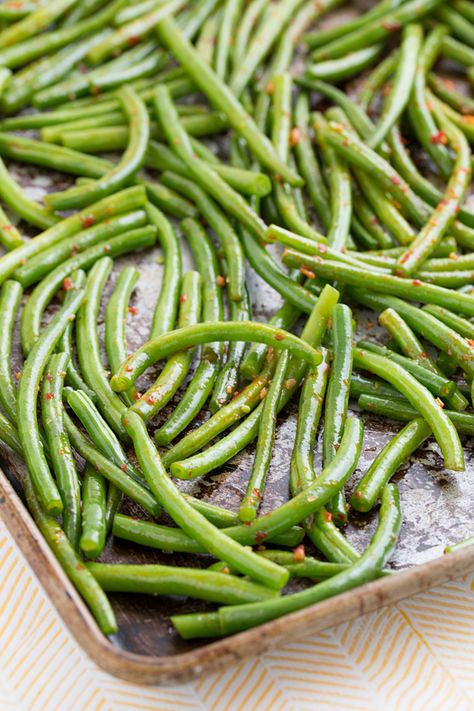 chili garlic green beans from @Oh My Veggies - Easy green bean recipe, perfect amount of spice Garlic Green Bean Recipes, Green Beans Recipe, Bean Recipe, Garlic Green Beans, Vegan Chili, Vegan Side Dishes, Vegan Sides, Beans Recipe, Green Bean Recipes