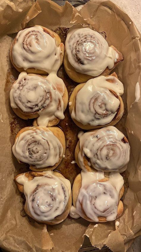 Cinnamon Buns Aesthetic, Rolls Dessert, Cinnamon Roll Recipe, Homemade Rolls, Roll Recipe, Cinnamon Rolls Recipe, حلويات صحية, Think Food, Deilig Mat