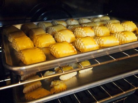 Baking in the oven. Nazook Recipe, Kaak Recipe, Armenian Dessert, Armenian Gata, Food Arabic, Sweets Indian, Armenian Food, Persian Recipes, Arabic Dessert