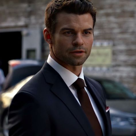 Elijah Vampire Diaries, Elijah Mikaelson, The Mikaelsons, Man In A Suit, Vampire Diaries Guys, Starting Line, Daniel Gillies, Original Vampire, Klaus Mikaelson