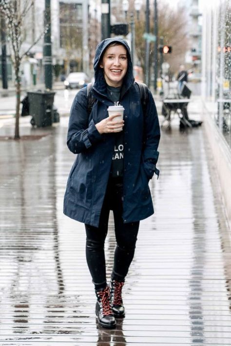 16 Trendy Rainy Fall Outfits For Ladies To Stay Chic & Stylish Rainy Day Sightseeing Outfit, Bean Boots Outfit Rainy Days, Rainy Fall Outfit, Cold Rainy Day Outfit Casual, Rain Jacket Outfit, Fall Rainy Day Outfits, Cute Rain Jacket, Raining Day Outfit, Rainy Day Outfit Casual