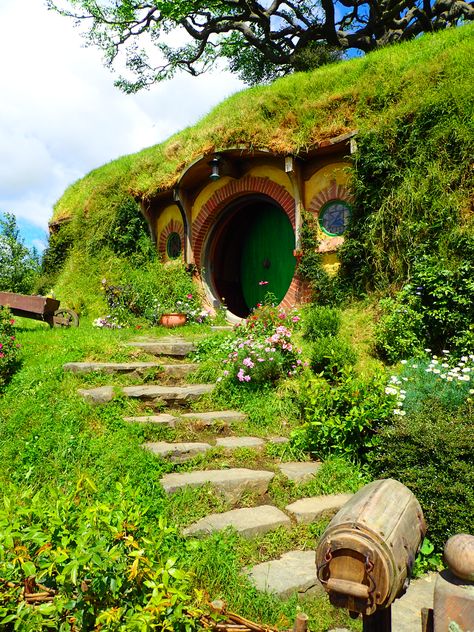 Juayua, Bag End, Casa Hobbit, Lotr Art, Hobbit Hole, Movie Set, Hobbit House, The Shire, Flowers Beautiful