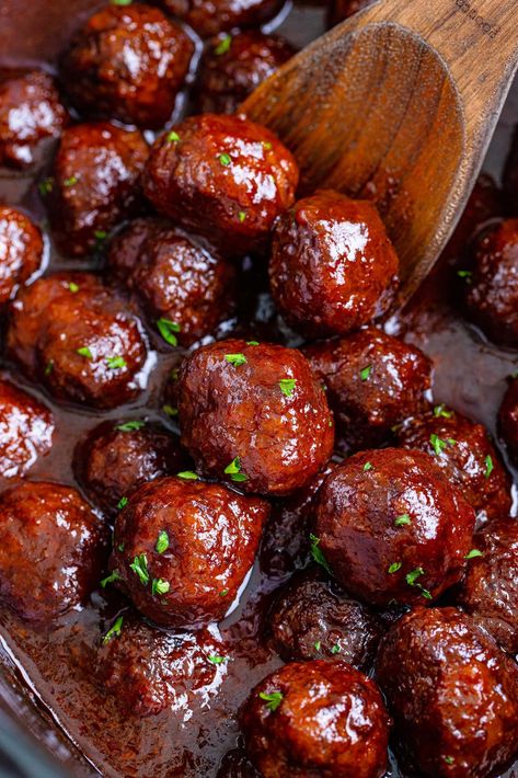 Slow Cooker Grape Jelly Meatballs Recipe - slow cooker #slowcooker Slow Cooker Grape Jelly Meatballs, Grape Jelly Chili Sauce, Meatballs With Grape Jelly, Meaty Appetizers, Jelly Meatball Recipe, Grape Jelly Meatballs Recipe, Grilled Dinner Recipes, Meatball Recipes Crockpot, Jelly Meatballs