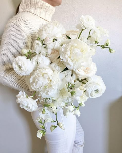 velvet&twine on Instagram: “winter whites for @nancpants21 congratulations Nancy &Trevor🤍 #bridalbouquet #velvetandtwine #whitebouquet #whitewedding #winterwhites…” Winter Bride Bouquet White, Wedding White Table Setting, Winter Florals Wedding, Winter White Wedding Flowers, White Modern Bouquet, Winter Bride Bouquet, White Winter Flowers, All White Wedding Bouquet, Winter Wedding Flowers Bouquets