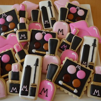 Makeup Cookies Decorated, Spa Cookies Decorated, Make Up Cookies, Camping Birthday Party Cake, Spa Like Home, Makeup Cookies, Spa Cookies, Diy Spa Day At Home, Girly Cookies