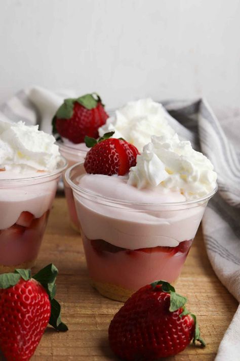 Strawberry Pudding Parfait Cups Pudding Parfait Cups, Fruit Parfait Cups, Pudding Cup Desserts, Pudding Cup Recipes, Easy Party Desserts, Strawberry Pudding, Parfait Cups, Easy Puddings, Pudding Parfait