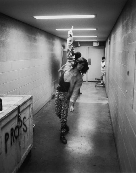 Musicians Backstage in the 1970s - the 50 Best Photos of Musicians Backstage in the 70s Backstage Music, Rolling Stones Tour, Band Photography, Famous Musicians, Concert Aesthetic, Annie Leibovitz, Rock N’roll, I'm With The Band, Rock Concert