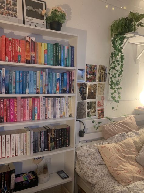 Book Shelf Aesthetic Wallpaper, Cute Bookshelf Ideas Aesthetic, Bedroom Bookshelves Aesthetic, Bedroom Ideas With Books, Room Library Ideas Small, Readers Bedroom Ideas, Room Ideas Book Aesthetic, Room Ideas With Bookshelves, Korean Bookshelf