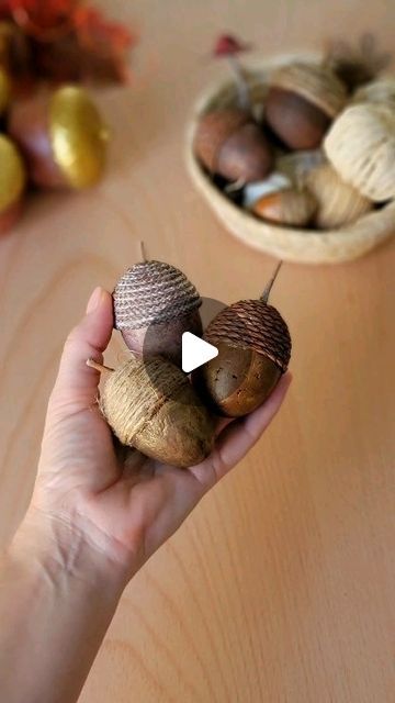 Diy Yarn Acorns, Glands Deco, Gourd Crafts Ideas, Painted Acorns Ideas, Fall Ornaments Diy, Acorn Crafts For Adults, Turkey Decorations Diy, Acorns Crafts, Diy Acorns