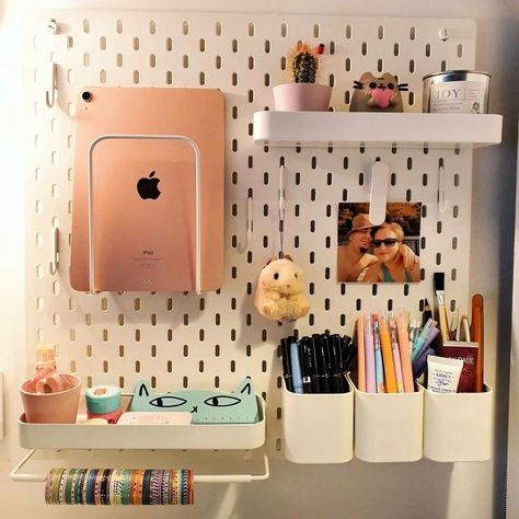 Ikea Pegboard Ideas, Ikea Board, Ikea Room Ideas, Skådis Ikea, Ikea Pegboard, Pegboard Ideas, Printmaking Studio, Ikea Skadis, Girl Desk