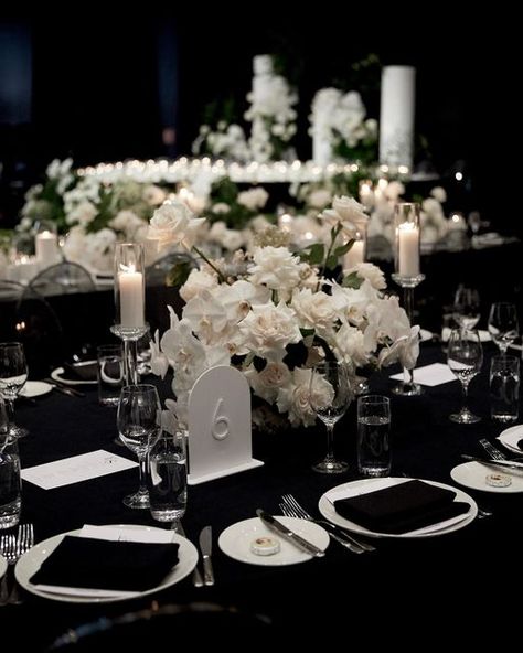 Sweetheart Table Decor Black And White, Low White Floral Centerpieces, Black Wedding Aisle Decor, Black And White Wedding Table Set Up, White And Black Wedding Centerpieces, Black Wedding Aisle, Black And Grey Wedding Theme, Black Linen Wedding, Black And White Wedding Table Decor