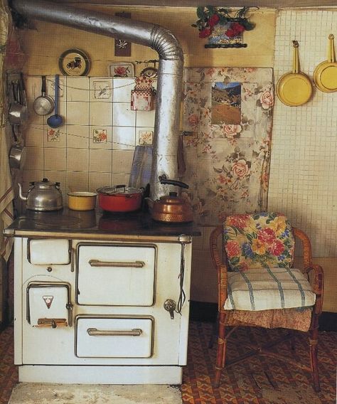 . Alter Herd, Granny Pods, Old Stove, Deco House, Vintage Stoves, Kitchen Stove, Old Kitchen, Cottage Kitchen, Country Kitchen