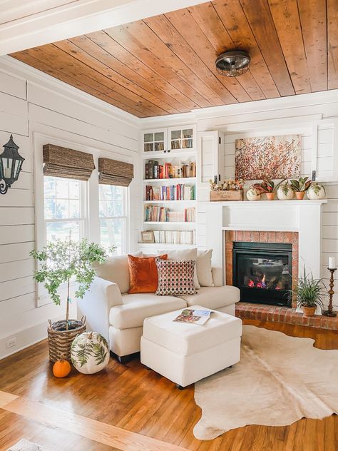 Cozy, cottage library area from Simply Southern Cottage Southern Cottage, Fireplace Designs, Southern Decor, Up House, Style Deco, Cottage Living, Simply Southern, Ideas Living Room, Boho Home