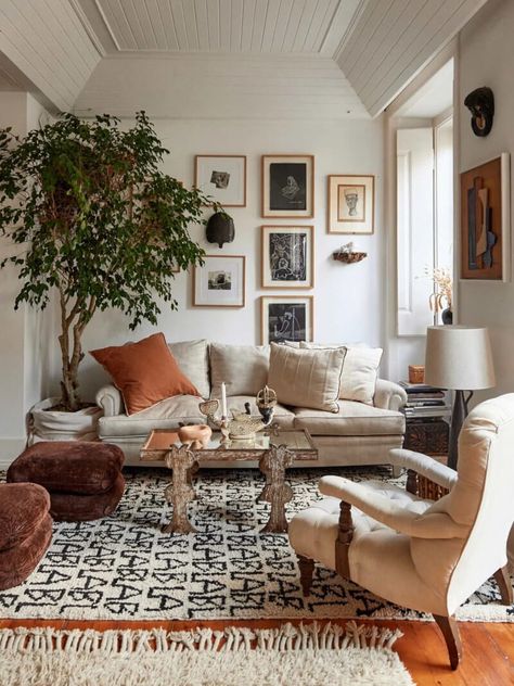 Timeless elegance … old and new in a Lisbon apartment Lisbon Apartment, Living Room Decor On A Budget, Modern Boho Living Room, Living Room Styles, Inspire Me Home Decor, Living Room On A Budget, Living Room Decor Cozy, Living Room Wall Decor, Livingroom Layout